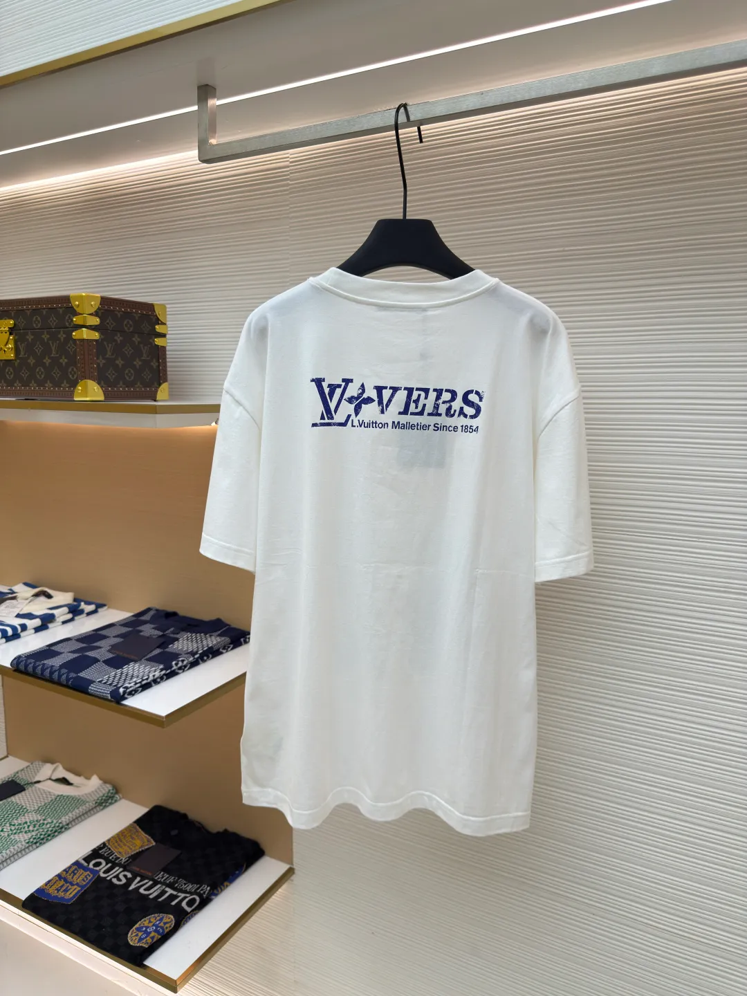 LOUIS VUITTON rhinestone letter pattern short sleeves ●Authentic product: purchased and developed by 10359 ●Item number: 1680288-A35 ●Fabric: special woven compact cotton fabric ●Technology: embroidery ●Version: fitted version ●Weight: about 255 grams ●Size: XS-S-M-L ●Description: Specially woven compact cotton fabric, loose hem design, weight 380g, imported custom-dyed embroidery thread, glossy mercerized embroidery thread, dyed on the plate, consistent with the color of the fabric, uniform and glossy. The three-dimensional shape of high-temperature heat transfer is stable and not easy to deform; the overall wiring is straight and delicate; the fabric is comfortable and soft; the color is consistent and has no color difference; it can be matched with the same style to create a fashionable look and control various occasions; customized accessories, complete with three standards, same style for men and women!